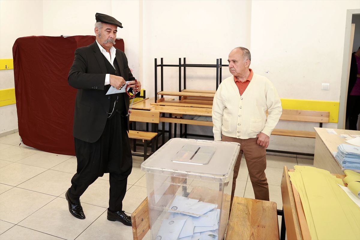 Sandık başından ilginç görüntüler! 6