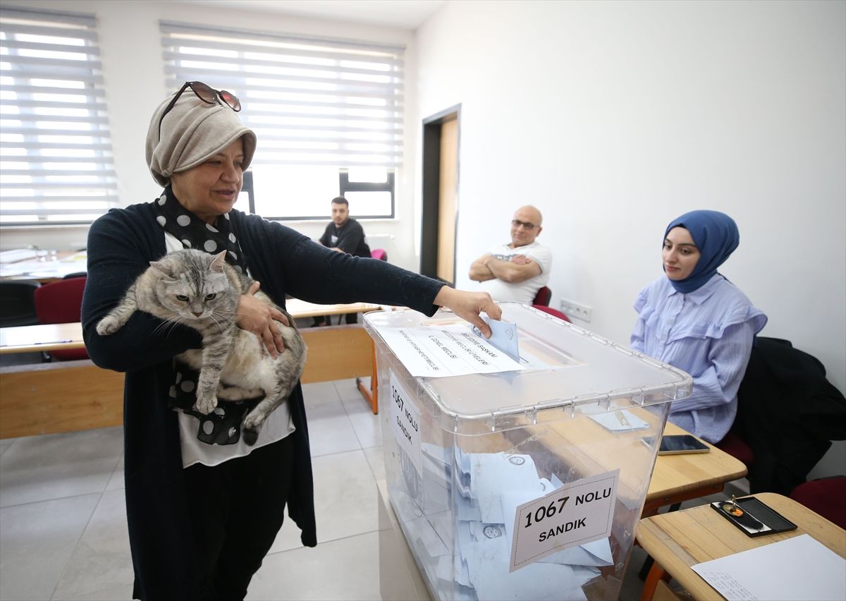 Sandık başından ilginç görüntüler! 1
