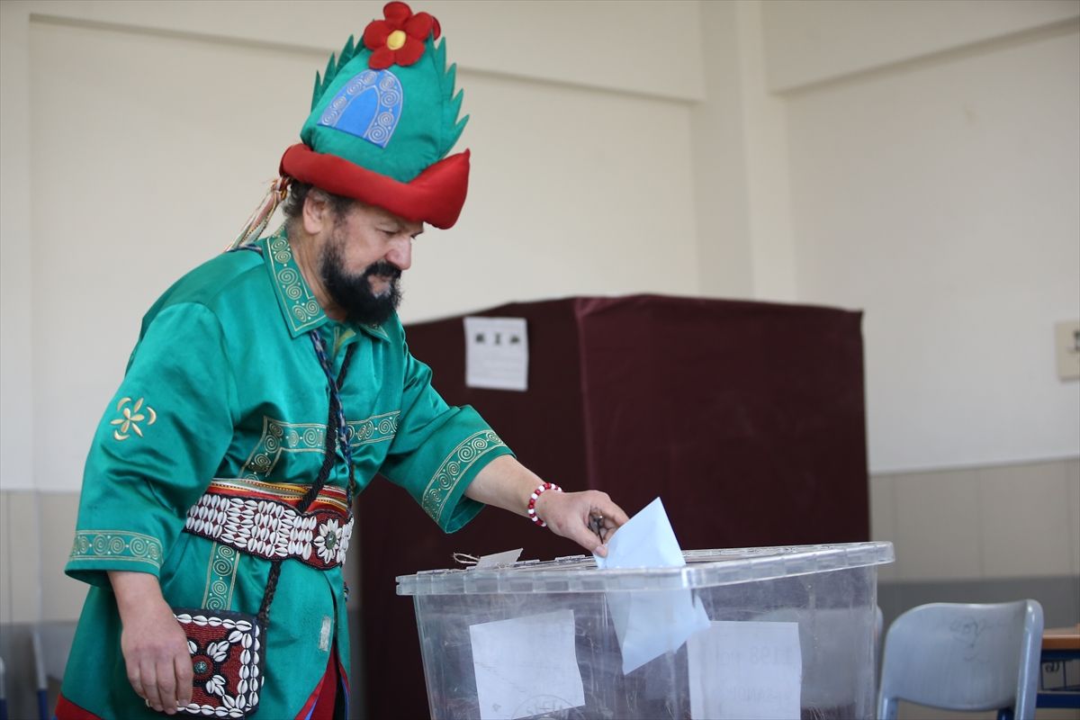 Sandık başından ilginç görüntüler! 2