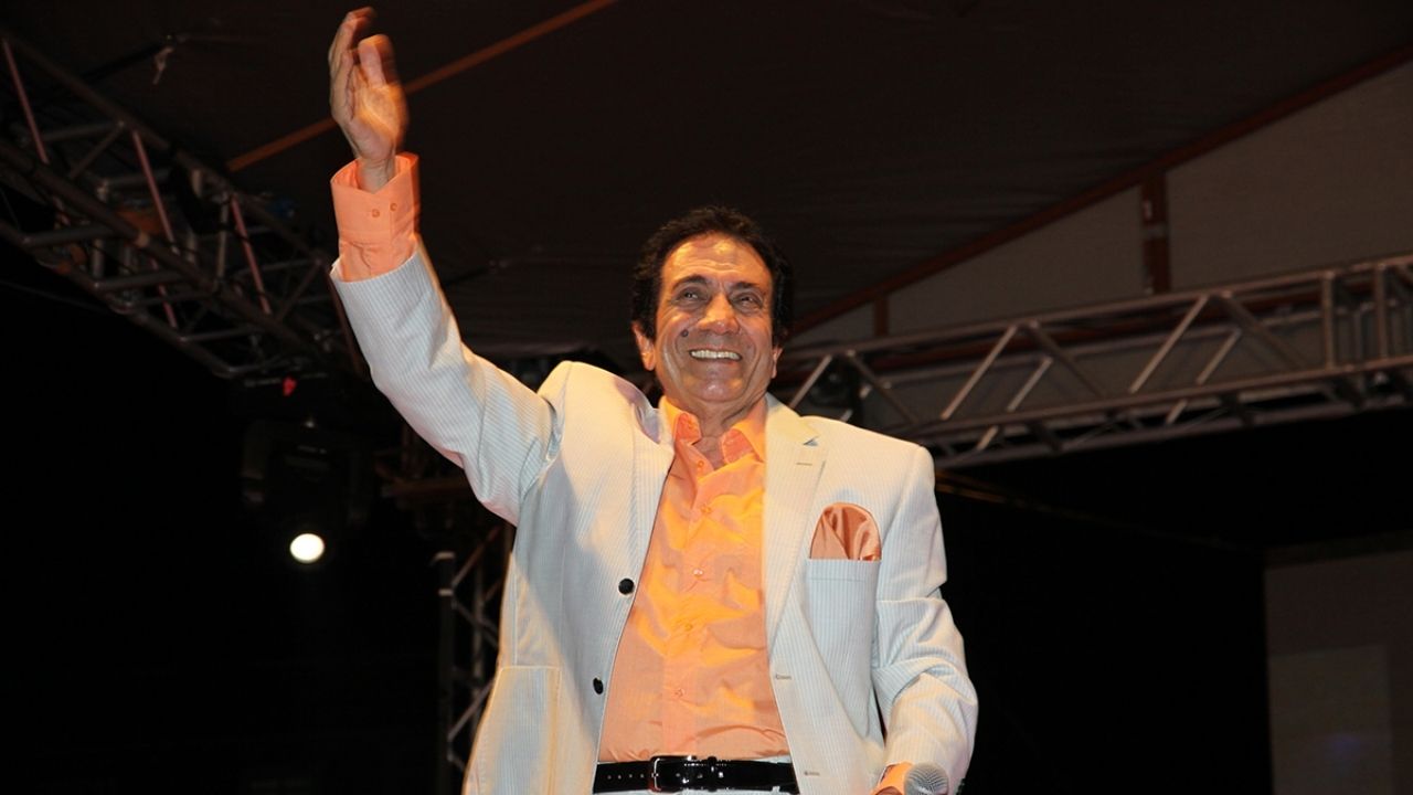 Şarkılarıyla bir döneme damga vuran İzzet Altınmeşe şimdi ne yapıyor? İzzet Altınmeşe kimdir? 9