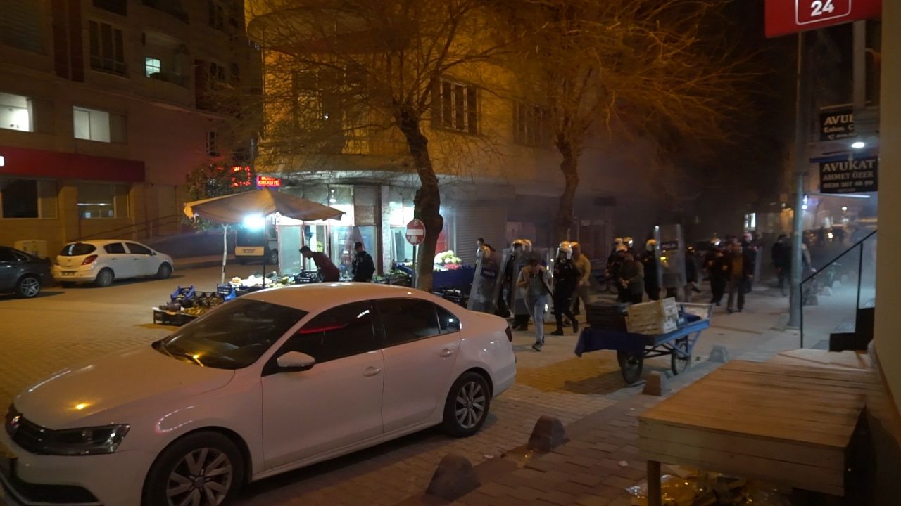 6 ilde izinsiz yürüyüşe polis müdahalesi! 3