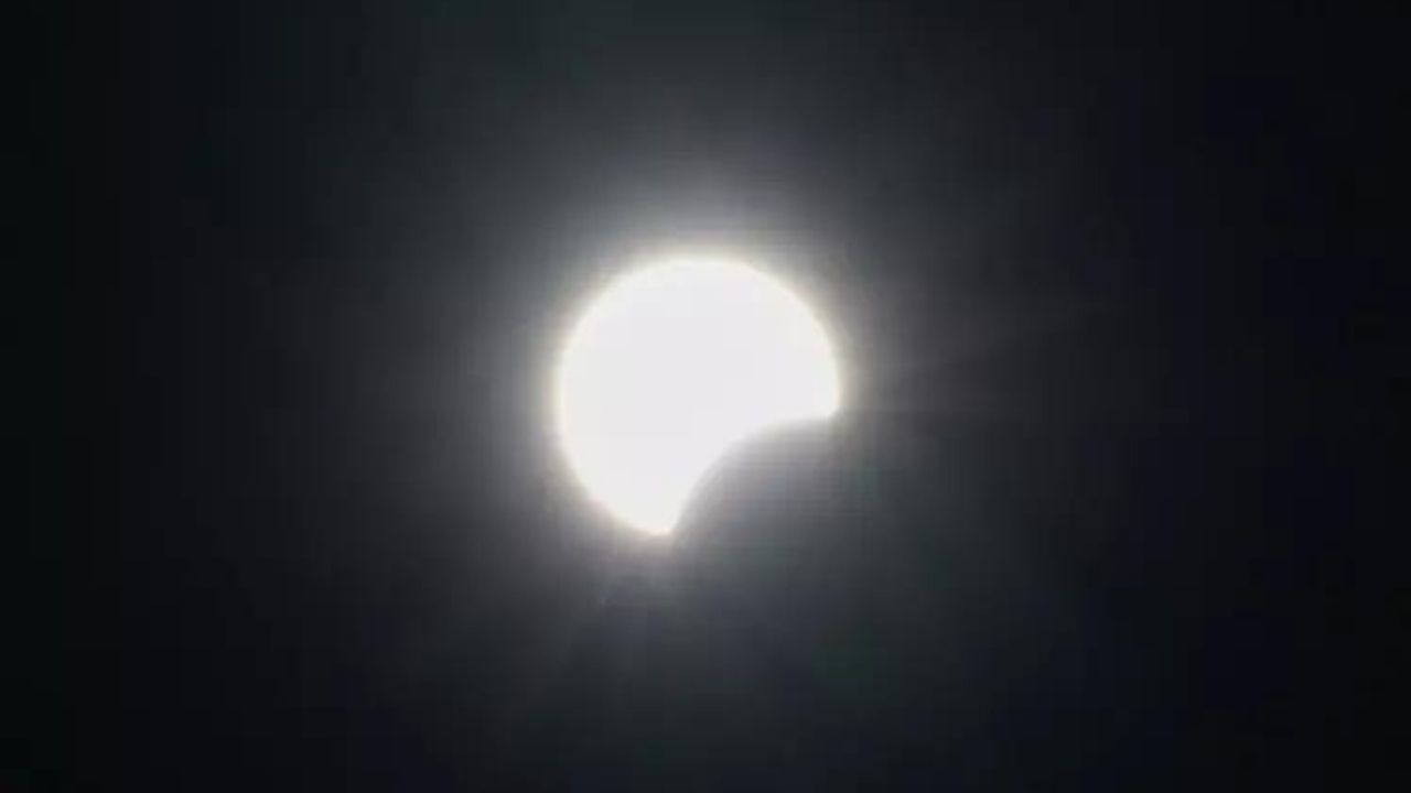 2024’ün ilk güneş tutulması gerçekleşti! Görenleri hayran bırakan o anlar böyle görüntülendi 11