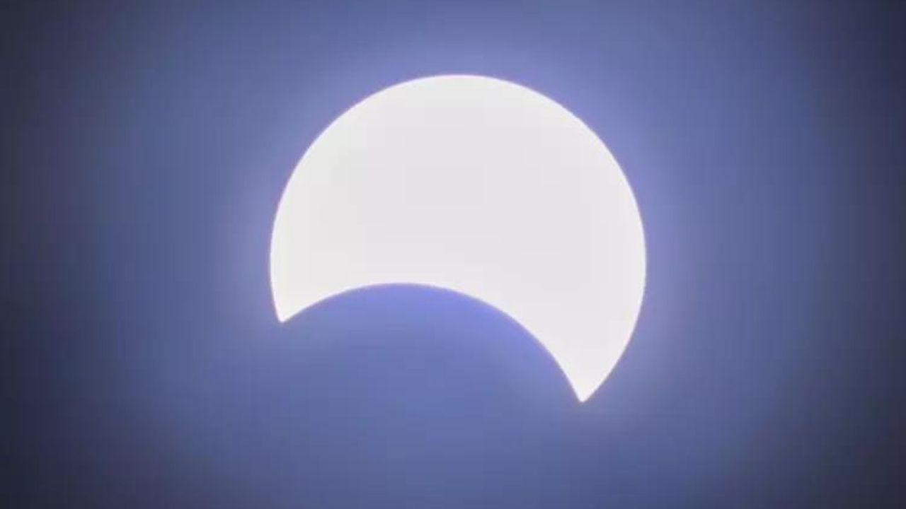 2024’ün ilk güneş tutulması gerçekleşti! Görenleri hayran bırakan o anlar böyle görüntülendi 12