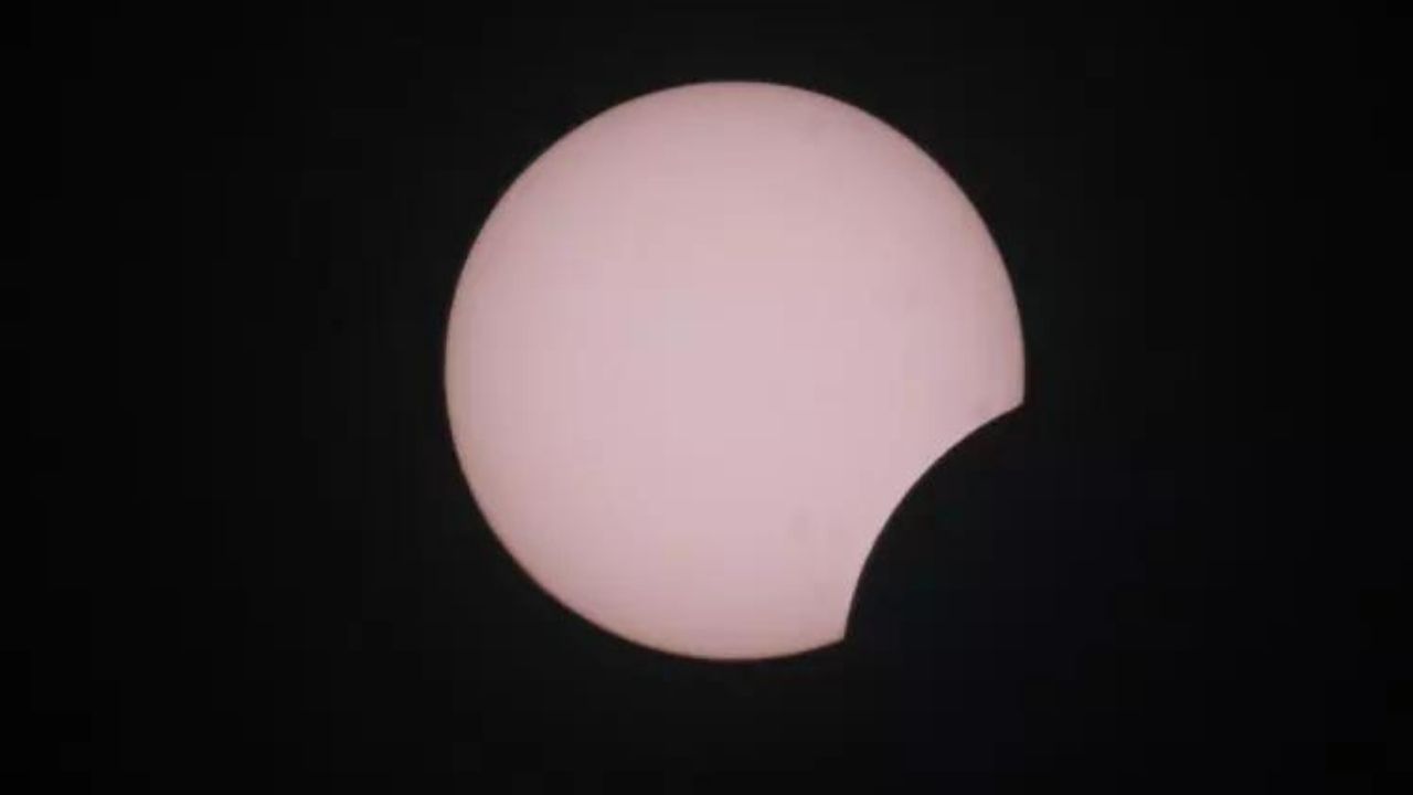 2024’ün ilk güneş tutulması gerçekleşti! Görenleri hayran bırakan o anlar böyle görüntülendi 27