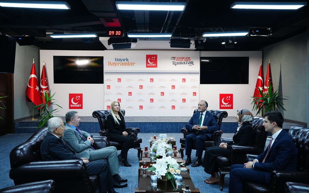 Siyasi partiler arasında bayramlaşma günü 11