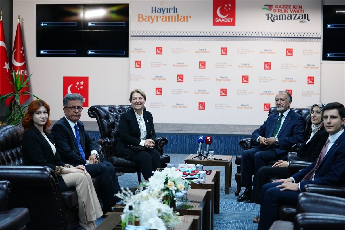 Siyasi partiler arasında bayramlaşma günü 12