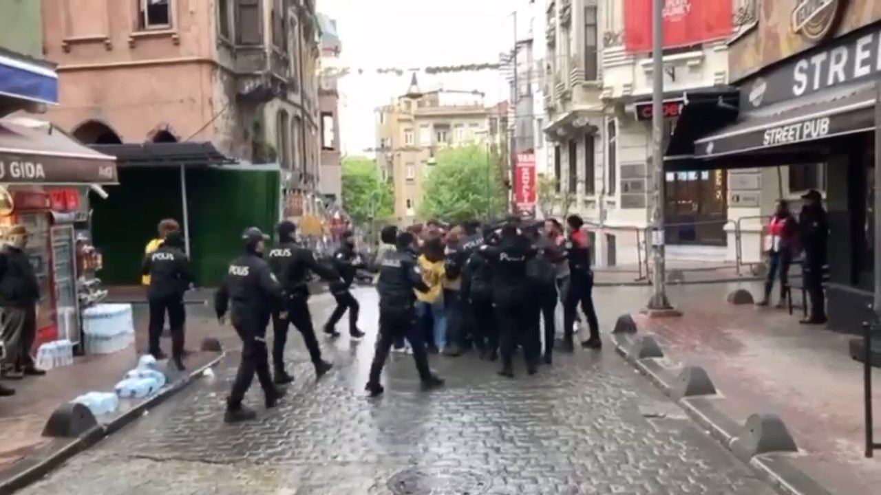 İstanbul'da izinsiz yürüyüşlere polis müdahalesi sürüyor! 6