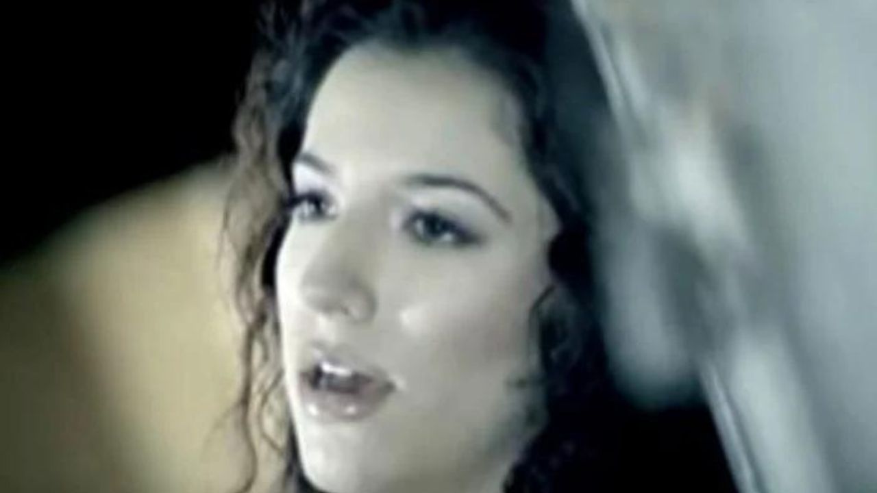 Bir döneme “hayalet sevgilim” şarkısı ile damga vuran İrem Yağcı’nın şimdiki mesleği ve son hali şaşırttı! 1