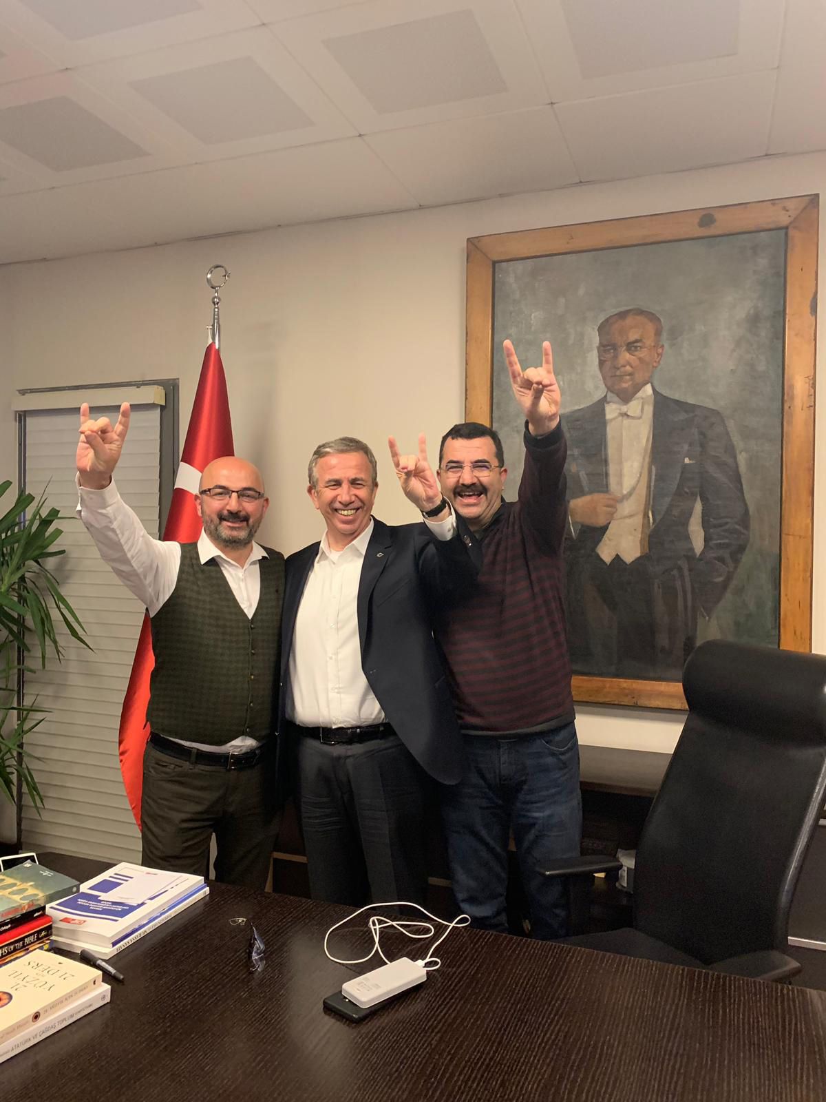 Bozkurt işareti yapan ünlü isimler 8